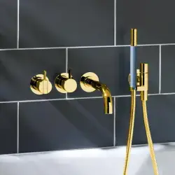 Vola 2411C-071-59 badekararmatur med håndbrusersæt i børstet messing