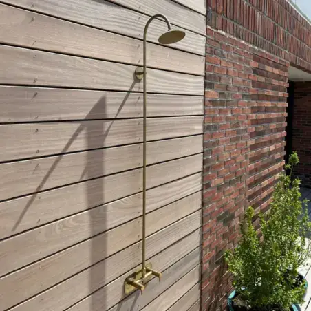 Frostline Eqi udendørsbruser til vægmontering, messing, 30-55 cm væg