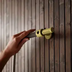 Vola T9 - 59 håndbruserholder, høj montage - børstet messing natur