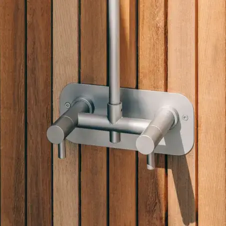 Frostline Duo udendørsbruser til vægmontering, rustfrit stål, 15-35 cm væg