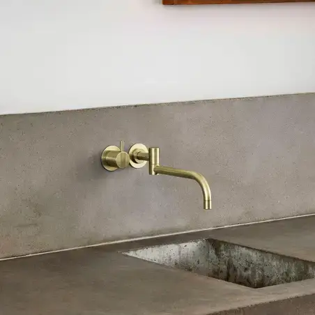 Vola 131 - 59 indbygningsarmatur med svingtud i børstet messing natur