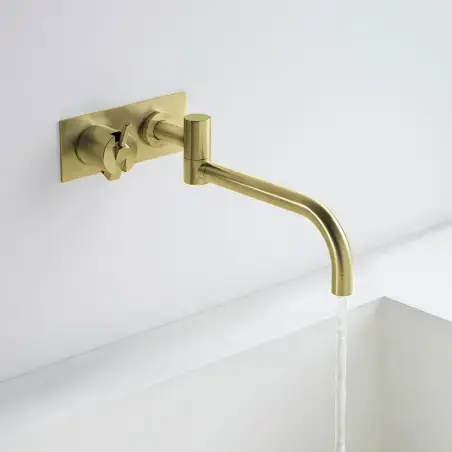 Vola 132 - 59 indbygningsarmatur med svingtud og bagplade i børstet messing natur